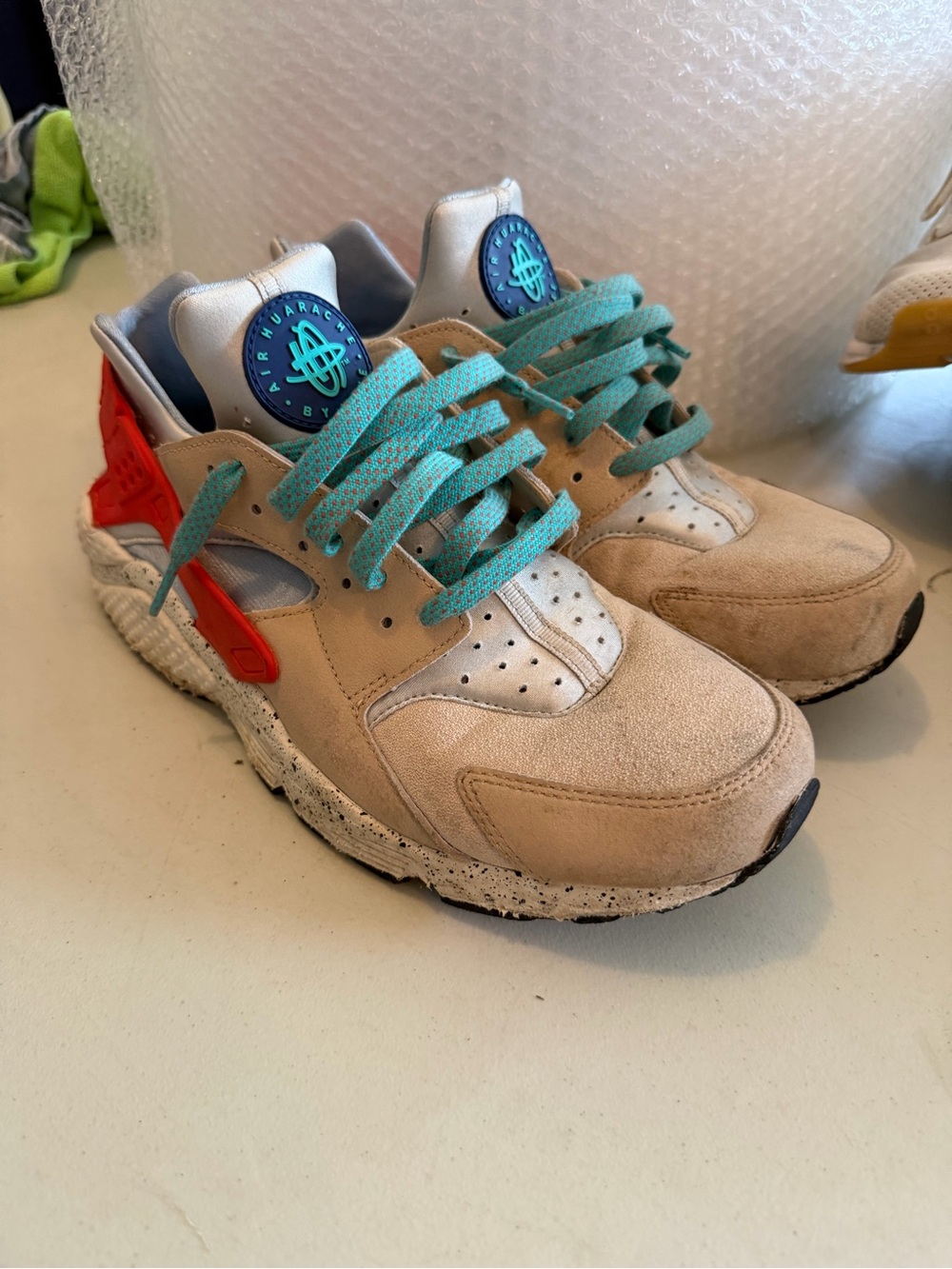 Nike Mens 10.5  Air Huarache Neutral Beige Sneakers Teal Laces  Red Accent